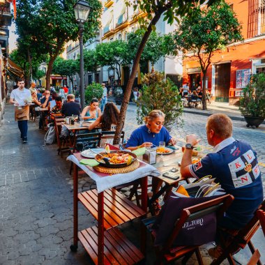 Turistler Restoran Teras genellikle İspanya mutfağı, deniz ürünleri paella mürekkep, midye, midye ve karides bir yatakta bir safran aromalı pirinç tadını çıkarın