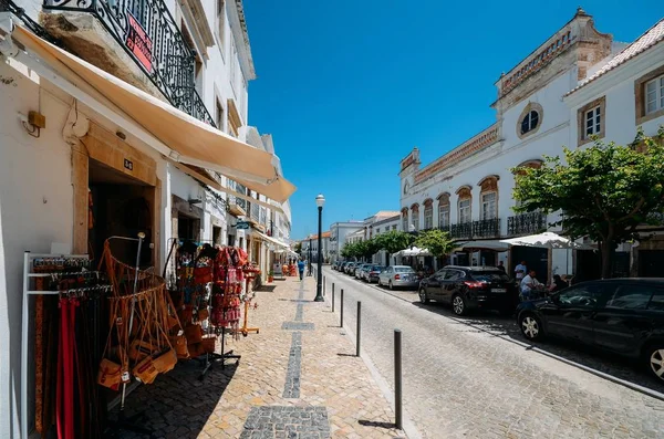 Calles adoquinadas de la ciudad de Tavira en el Algarve en el sur de Portugal — Foto de Stock