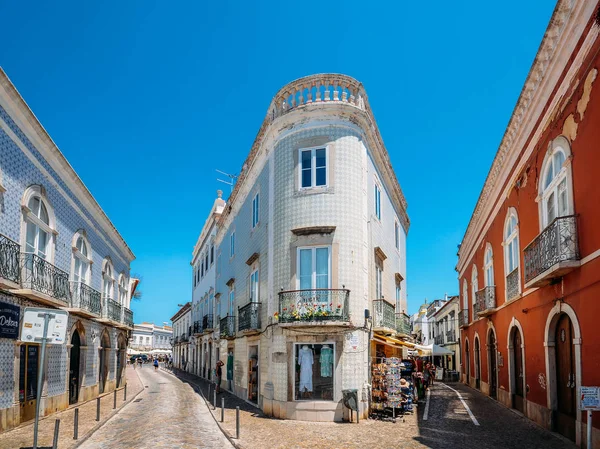 Traditionele smalle straatjes in het historische centrum van Tavira stad, Algarve, Zuid Portugal — Stockfoto