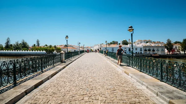 Antiguo puente histórico romano en Tavira, Algarve. Portugal — Foto de Stock