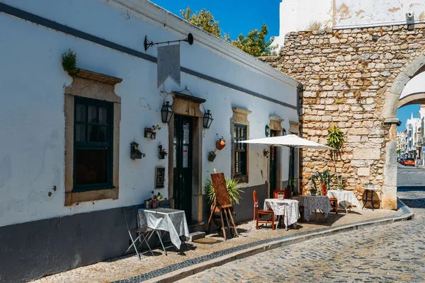 Terraço de restaurante no centro histórico de Faro, Algarve, Portugal — Fotografia de Stock