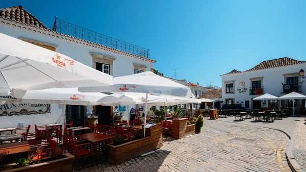 Terras van het restaurant in het historische centrum van Faro, Algarve, Portugal. — Stockfoto