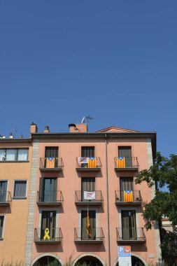 Catalonia bağımsızlık bayrakları balkonlarda Girona, Catolonia, İspanya