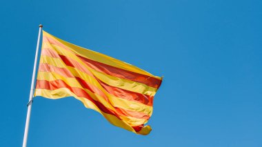 La Senyera, kırmızı ve sarı bayrak Katalonya Girona, İspanya'da uçan