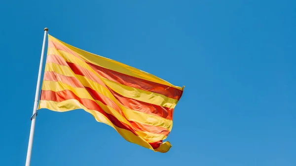 La Senyera, la bandera roja y amarilla de Cataluña ondeando en Girona, España — Foto de Stock