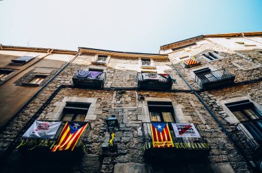 Catalonia bağımsızlık bayrakları balkonlarda Girona, Catolonia, İspanya