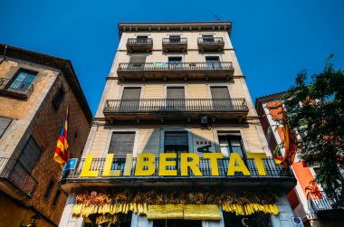 Catalonia bağımsızlık bayrakları balkonlarda Girona, Catolonia, İspanya