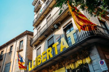 Catalonia bağımsızlık bayrakları balkonlarda Girona, Catolonia, İspanya