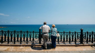 Bozulmamış Costa Daurada adlı Tarragons Akdeniz balkon bakan turist
