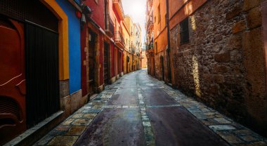 Tarragona, Katalonya, İspanya dar sokaklar tarihi merkezinde