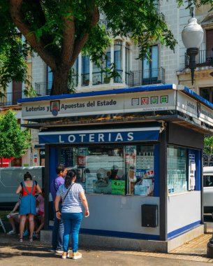 İnsanlar bir stand Tarragona, İspanya'nın ticari merkezinde Rambla Nova'ya piyango bileti satın almak için sıraya girin. İspanya en popüler lotteries biri dünyanın vardır