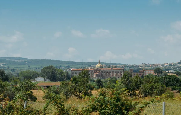 Grande vila avec vignobles en Catalogne, Espagne — Photo