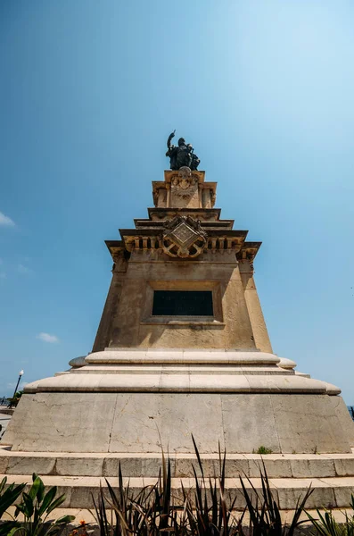 Wide angle view fo monument to the Aragonese Admiral Roger de Lluria in Tarragona — Stock Photo, Image