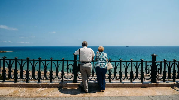 Turistas con vistas a la prístina Costa Daurada en el Balcón Mediterráneo Tarragones — Foto de Stock