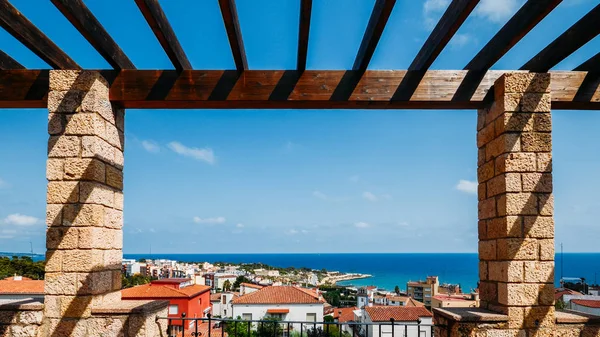 Marco de costa de Costa Dorada en Miracle Beach. Mar, playa, palmeras y tejados de tejas de casas en Tarragona, Cataluña, España —  Fotos de Stock