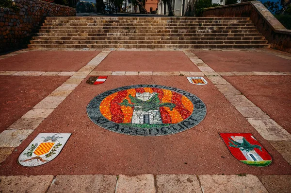 Emblema mosaico en el suelo en el centro histórico de Tarragona, Cataluña, España — Foto de Stock