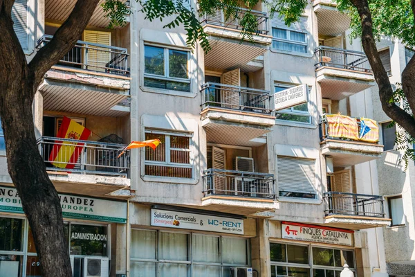 Bandeiras espanholas e catalãs em varandas — Fotografia de Stock