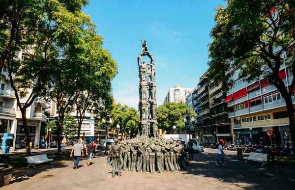 Monumento di Els Castellers monumento, che significa piramide di persone, costruito tradizionalmente in occasione di festival nella regione della Catalogna di Spagna — Foto Stock