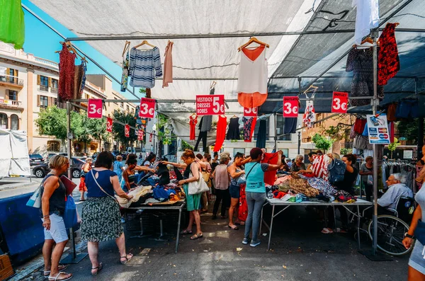 Покупатели на улице Рамбла-Нова в Таррагоне, продающие одежду со скидкой — стоковое фото