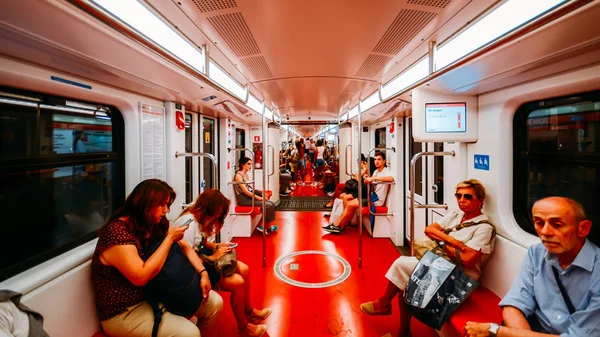 Amplia vista angular de los pasajeros dentro de un vagón de metro en la línea Milans M2 —  Fotos de Stock