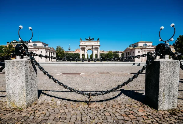 Arco della Pace conocido como Arco de la Paz en Milán, Italia, construido como parte del Foro Bonaparte para celebrar las victorias napoleónicas — Foto de Stock