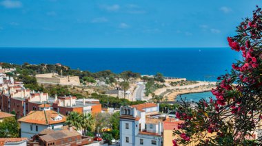 Mucize Beach ve çevresindeki Akdeniz'de Tarragona, Katalonya, İspanya görüntülemek