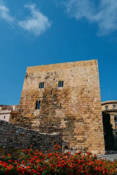 Torre na entrada da cidade histórica, Tarragona, Espanha — Fotografia de Stock