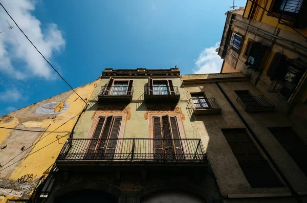 Vue grand angle du bâtiment traditionnel dans le centre historique de Tarragone, Catalogne, Espagne — Photo