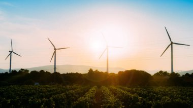 kavram fikir Eko güç enerji. gün batımı ile tepe üzerinde rüzgar türbini