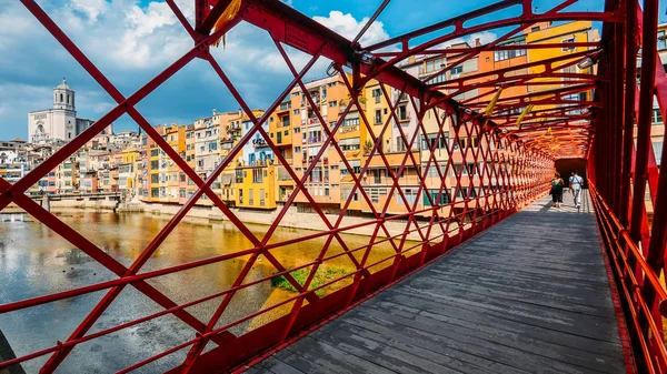 Barevné domy vidět přes červený železný most v Gironě, Katalánsko, Španělsko — Stock fotografie