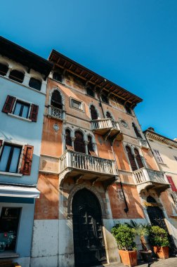 Geleneksel Venedik tarzındaki architeture geniş açı bakış cephe bina zaman kapat