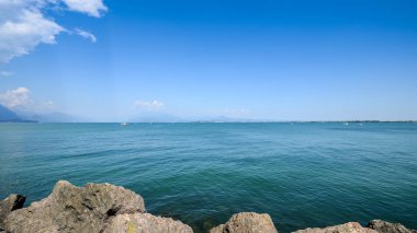 Geniş açı yaz görünümü üzerinde Lake Garda İtalya