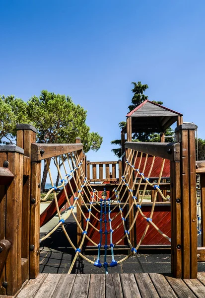 Aire de jeux d'aventure extérieure pour les enfants avec vue sur le magnifique lac de Garde en Lombardie Italie — Photo