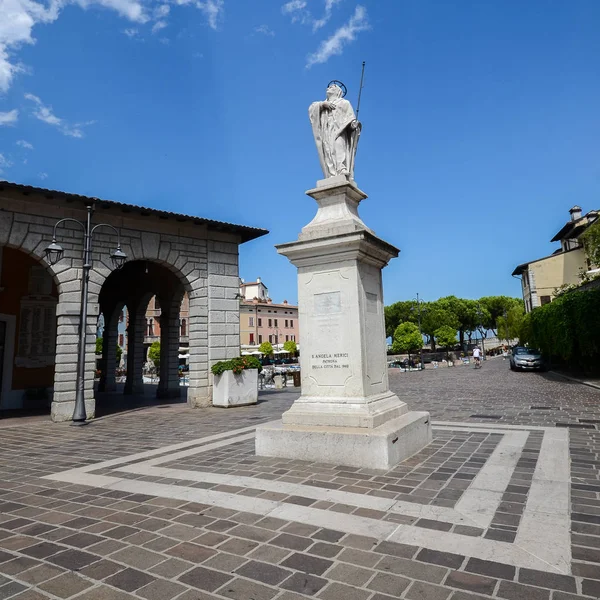 Socha věnovaná 16.století svatého Angela Merici, svatý patron Desenzano del Garda — Stock fotografie