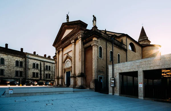 Vista de la iglesia de San Martino desde la plaza de Ferdinando di Savoia. Peschiera del Garda - ciudad y comuna en la provincia de Verona, Italia — Foto de Stock