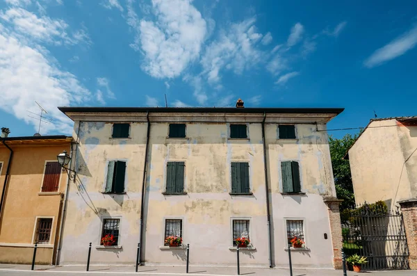 Helt vanliga italienska landsbygden byggnad — Stockfoto