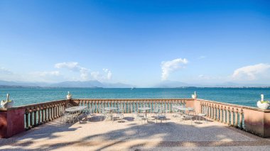 Lombardy, İtalya bir balkon süs kuğular ile Lake Garda Gölü manzarasına
