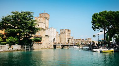 Turistler Ortaçağ Sirmione Scaliger Castle, İtalya