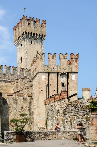 Turistas en el castillo medieval Sirmione Scaliger, Italia — Foto de Stock