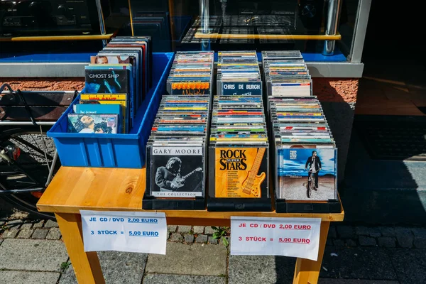 Soporte de CD con viejos discos CD usados para la venta en una tienda en Munich, Alemania — Foto de Stock