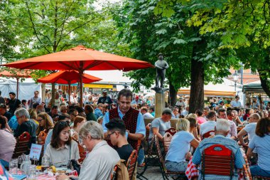 Yerli halk ve turistler bira ve Viktualienmarkt bir açık hava bira bahçesinde Münih, Almanya'nın tarihi merkezinde gıda zevk