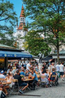 Yerli halk ve turistler bira ve Viktualienmarkt bir açık hava bira bahçesinde Münih, Almanya'nın tarihi merkezinde gıda zevk