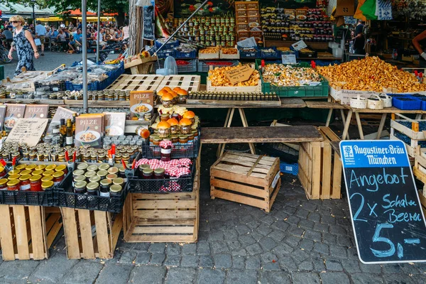 Goods for sale such as wild mushrooms and honey at Munichs famous Viktualienmarkt in the historic centre — Stock Photo, Image