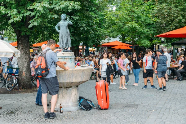 Turis di sebelah patung aktris Liesl Karl Town di Munichs Viktualienmarkt — Stok Foto