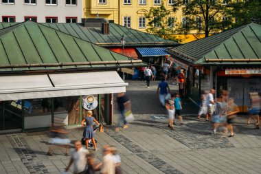 Yerli halk ve turistler yüksek bakış zevk bira ve Viktualienmarkt bir açık hava bira bahçesinde Münih, Almanya'nın tarihi merkezinde gıda