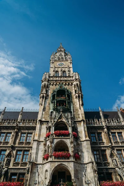 Statues sur la façade de Neues Rathaus sur Marienplatz, Munich, Allemagne — Photo