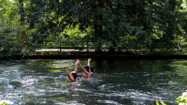 Yüzücüler İngilizce Gardens, Münih içinde bir küçük insan yapımı 2km kadar hızlı rapids üzerinde hızlı hareket Eisbach