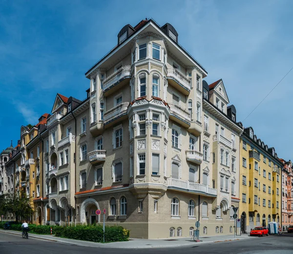 Coin de rue résidentiel de classe supérieure avec architecture bavaroise traditionnelle dans le centre de Munich par une journée ensoleillée — Photo
