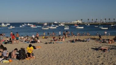 Yaz aylarında kalabalık kumlu plaj Lizbon yakınındaki Cascais içinde. Bu plaj Praia da Ribeira bilinir