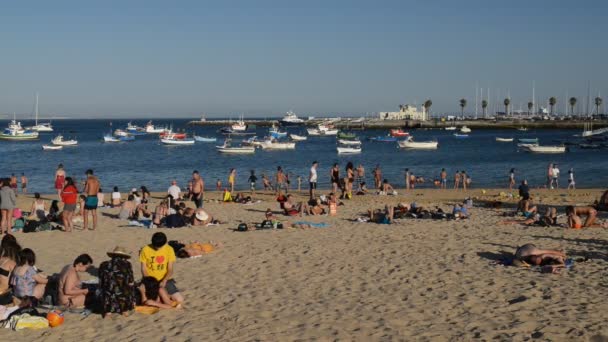 カスカイス、ポルトガルのリスボン付近の砂浜を夏の間に混雑。このビーチ、プライア ・ ダ ・ リベイラとして知られています。 — ストック動画
